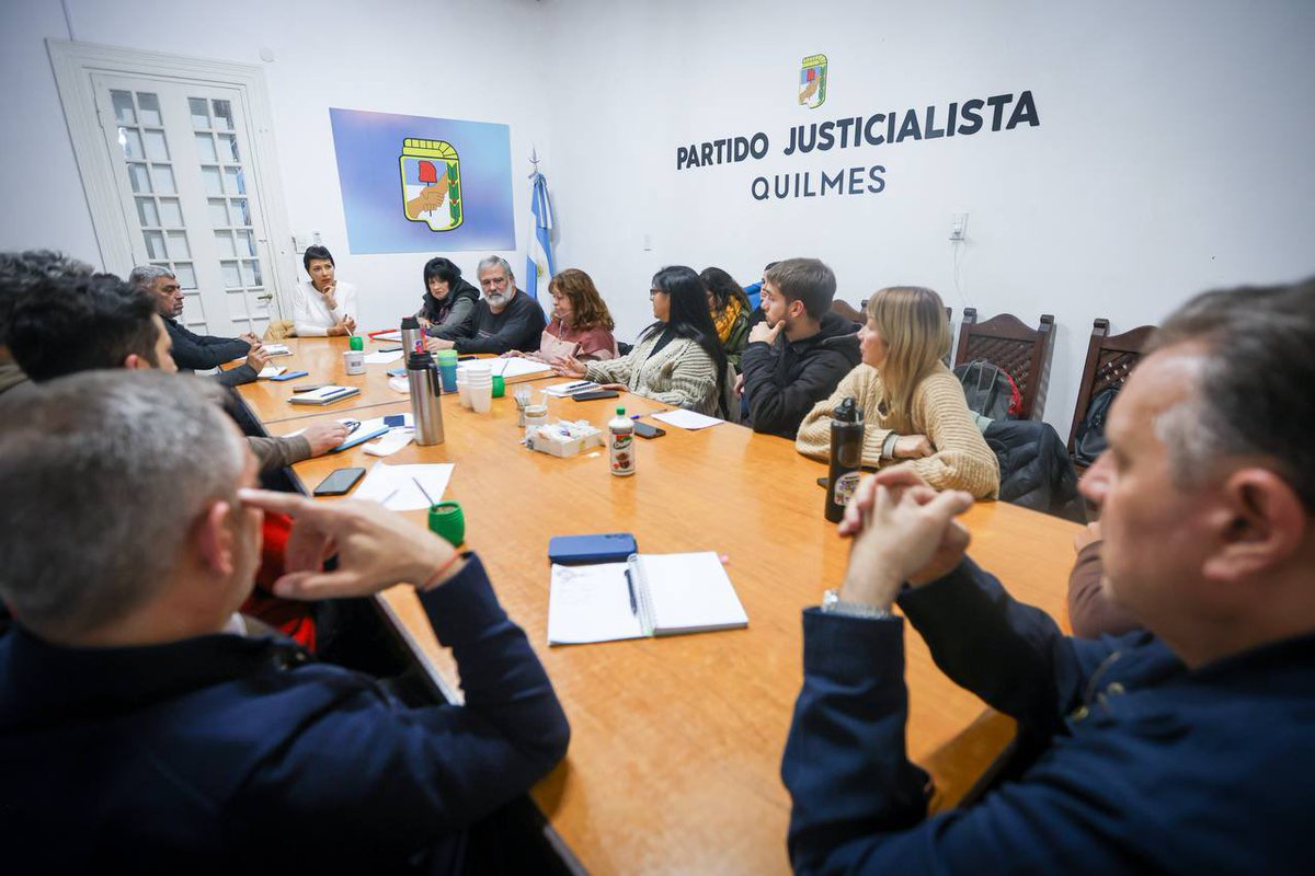 mayrasmendoza's tweet photo. Reunión en el @Pj_Quilmes.

Somos militantes políticos porque creemos que la historia se transforma cuando un pueblo se organiza. No está en nuestra naturaleza quedarnos de brazos cruzados mientras millones de argentinos y argentinas sufren las consecuencias de un modelo que destruye el trabajo, la producción y la salud mental. 

Tenemos la responsabilidad de construir una alternativa para recuperar la Argentina. Y para frenar a Milei, hay una condición indispensable: Cristina libre. Porque defender su libertad es defender la democracia y la posibilidad de que nuestro pueblo vuelva a tener un proyecto de país con justicia social.