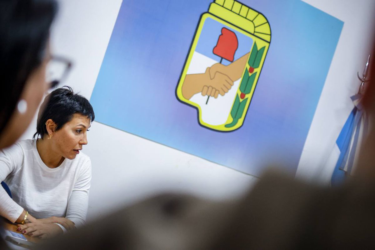 mayrasmendoza's tweet photo. Reunión en el @Pj_Quilmes.

Somos militantes políticos porque creemos que la historia se transforma cuando un pueblo se organiza. No está en nuestra naturaleza quedarnos de brazos cruzados mientras millones de argentinos y argentinas sufren las consecuencias de un modelo que destruye el trabajo, la producción y la salud mental. 

Tenemos la responsabilidad de construir una alternativa para recuperar la Argentina. Y para frenar a Milei, hay una condición indispensable: Cristina libre. Porque defender su libertad es defender la democracia y la posibilidad de que nuestro pueblo vuelva a tener un proyecto de país con justicia social.