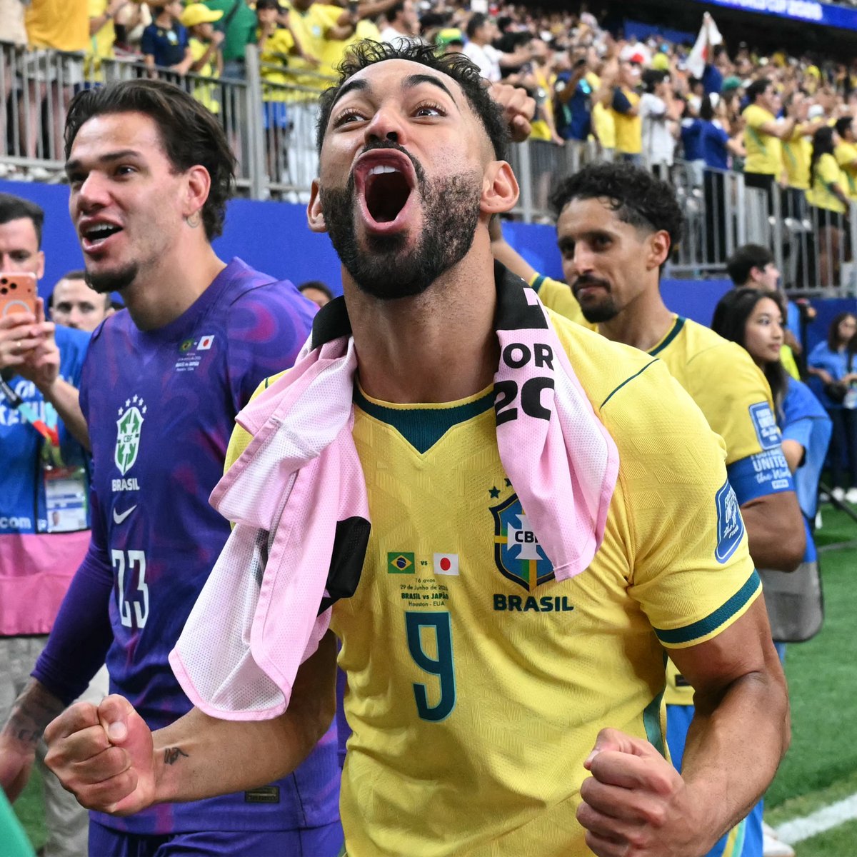 GoalJP_Official's tweet photo. 🇧🇷 リスペクトに欠くと怒り 🇯🇵

試合前に物議を醸した塩貝健人の発言。日本代表戦後にはクーニャが挑発するジェスチャーを行い説明。

「僕たちは常に日本代表を深くリスペクトしている」

「挑発したかったんだ。ブラジル人ですらない人間に僕たちのことを語られるのは、なおさら腹が立つ」