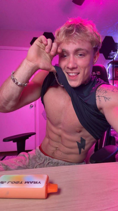 masterJeff000's tweet photo. I cut my hair do you still like pink tho

Obey me https://t.co/7WUMNyDHqs