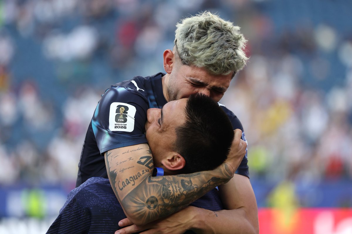CONMEBOL's tweet photo. ¡Un recuerdo inolvidable para la @Albirroja! 📸🇵🇾

#CopaMundialFIFA https://t.co/JvWTTSjbcJ