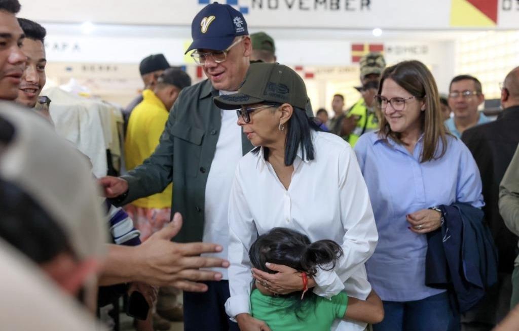 Asamblea_Ven's tweet photo. #EnFoto || Presidente de la AN, Diputado Jorge Rodríguez, acompañó a la Presidenta (E) Delcy Rodríguez en el Centro de Adiestramiento Naval Capitán de Navío Felipe Santiago Estévez https://t.co/KfgVjS1U9R