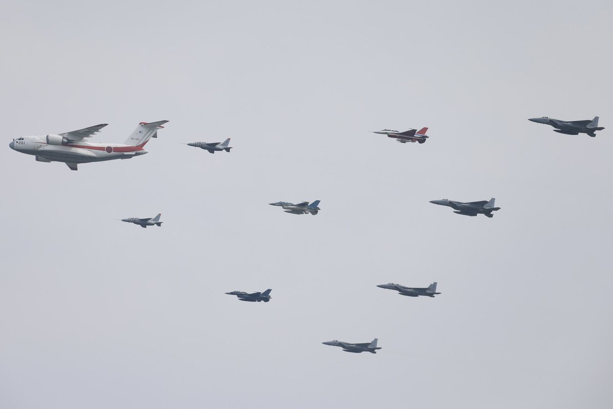 A6O6d's tweet photo. スゲー(☆[]☆)👏
まさかこの時期に異機種大編隊撮れるとは🤣
 #岐阜基地 #異機種大編隊 #ADTW https://t.co/WR4EV8T4dB