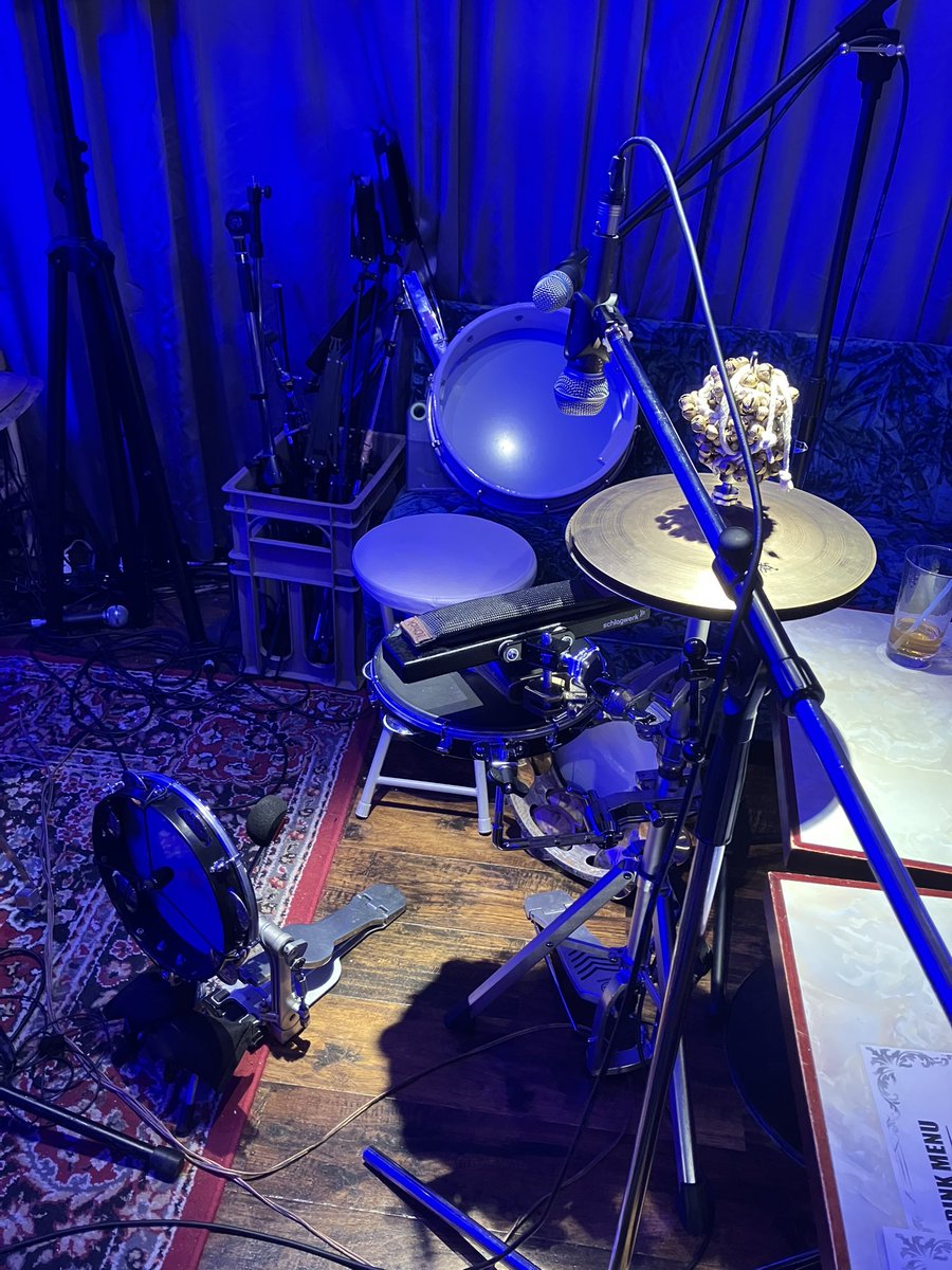 yamatom53's tweet photo. 6月29日(月)はコレ♪
One Night Traffic at 東中野 DRUM
←TRA_FFIC_JAM→のLiveに行ってきました。
The 音浴び
打楽器の音のシャワー🚿
リズムを合わせて叩くところ、バラバラに間をぬわせるところは間を。それぞれの音が聴こえてくるから不思議。
私もでっかい銅鑼を手に持って思いっきり叩いてみたい！
ありがとうございました♪
秋のツアーが楽しみ♫