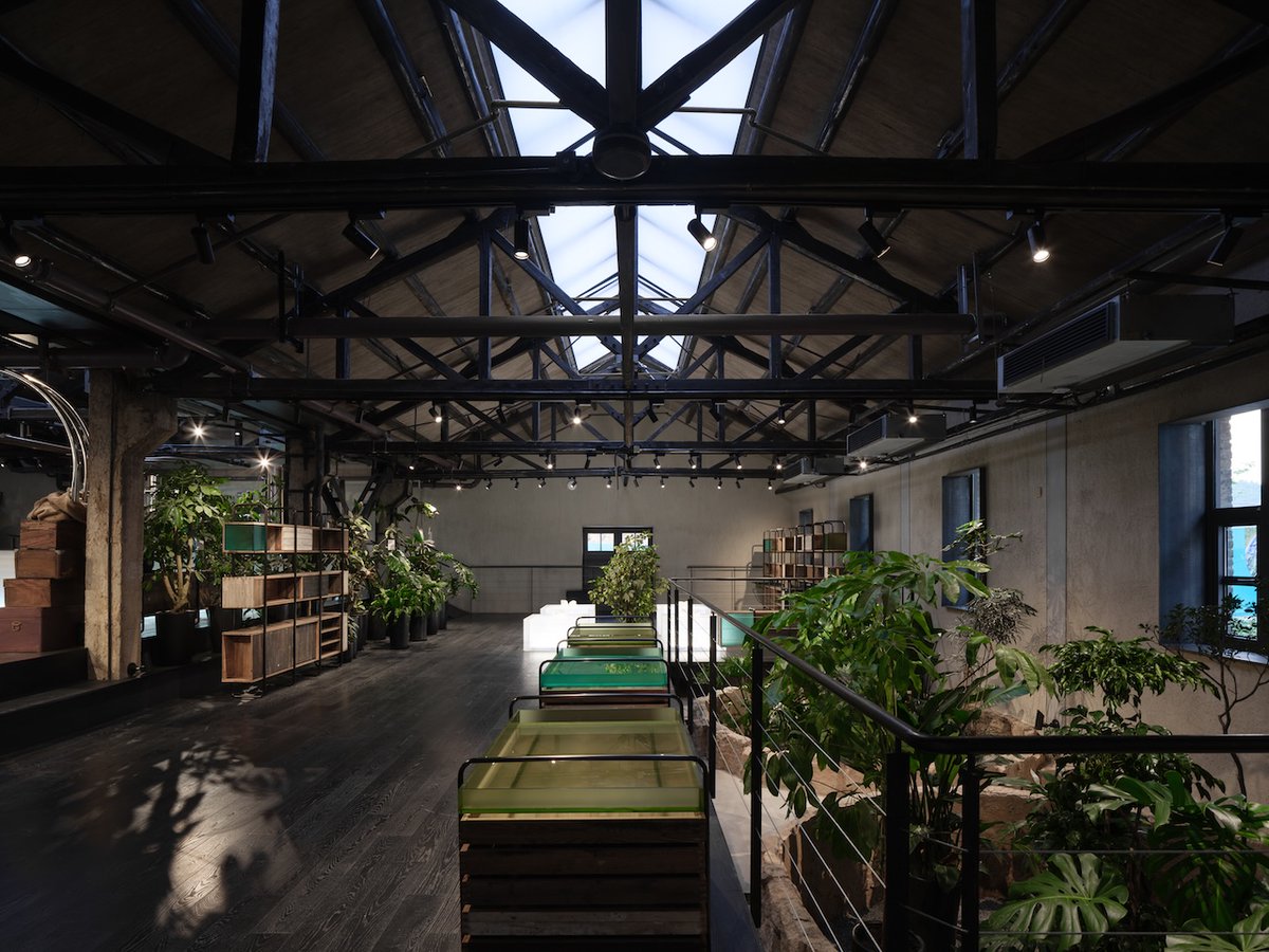 Architizer's tweet photo. #ArchitizerAwards

A former alunite mine has been transformed into a public park where industrial relics become places to explore. Visitors move through the site on elevated walkways before descending into a circular mining pit that now houses a café.

📍Hefei, China
Project by: FLIP studio
Details: https://t.co/EyfvZDEA46