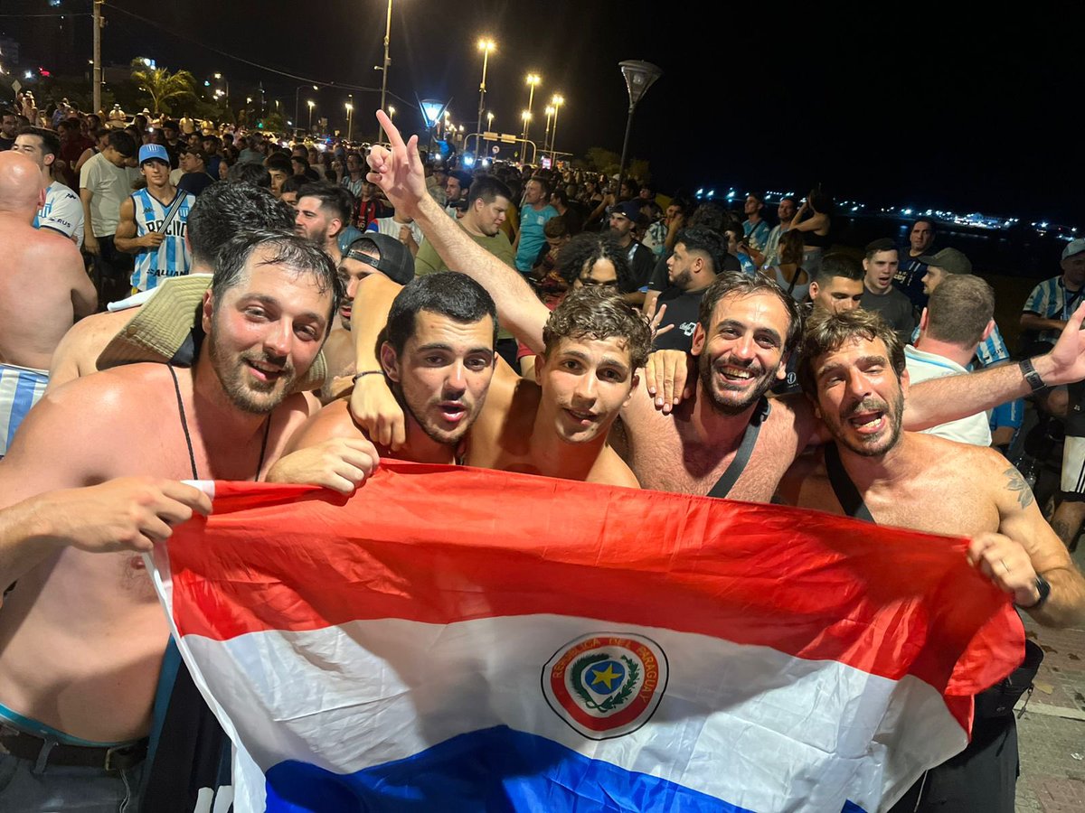 peterbianco8's tweet photo. Hermanos paraguayos, toda alegría de su pueblo es alegría del pueblo Racinguista. https://t.co/u2AobOzolD