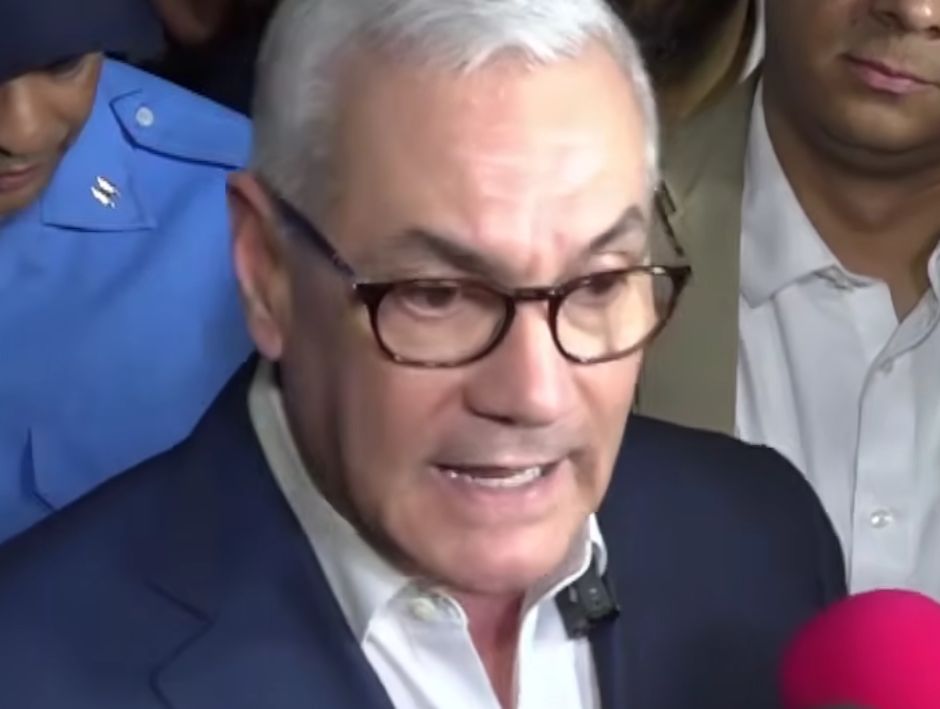 remolacha's tweet photo. “Quieren frenar mi candidatura”: Gonzalo responde a intento del Gobierno de revocar su descargo https://t.co/ugrOtE5fEb 

#remolachanet https://t.co/wFIuTZQs9B