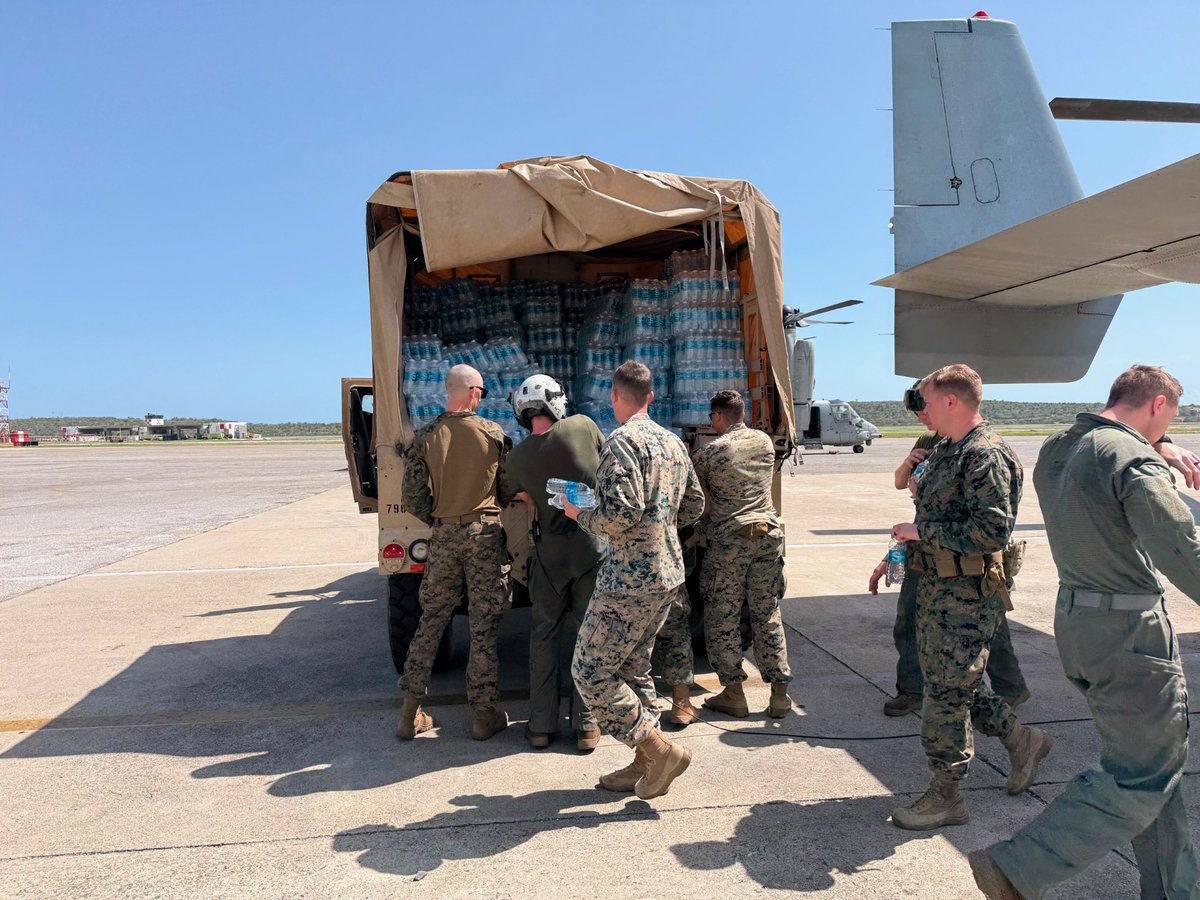 USAenEspanol's tweet photo. .@Southcom: Entrega de asistencia crítica en Venezuela tras el terremoto:

Infantes de la Marina de EE.UU. bajan agua💧de un MV-22B Osprey y la cargan en vehículos para su distribución a las comunidades más afectadas en Venezuela. https://t.co/FHfQVvwNGp