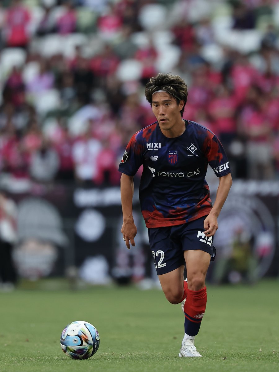 fctokyoofficial's tweet photo. 🔵選手情報🔴
#遠藤渓太 選手が、柏レイソルに完全移籍することが決定しましたのでお知らせします。
https://t.co/YlU6MqO3FG

遠藤選手コメント
「FC東京ファン・サポーターのみなさんへ。
このたび、柏レイソルに移籍することを決めました。

東京に来て生粋の青赤育ちの戦士ではなかったけれど、東京というクラブが本当に大好きになり、自分の中の''青と赤"がより濃く大切なものになりました。

思い返すと数えきれないほどの思い出があります。
東京ヴェルディ戦で2点を決めてダービー男なんて言われましたが、それ以降の東京V戦は1点もとれず、2-2に追いついたあの瞬間が自分の東京でのハイライトになってしまったこと、いつもアウェイでばかりで得点をとってホームの味スタのみなさんの所に駆けていけなかったことが後悔としてあります。加入してから何一つチームのタイトル獲得に貢献できず、自分の不甲斐なさ、力不足を強く感じています。

それでも自分は東京に来て、たくさんの素晴らしい仲間やスタッフの方々に出会えました。生意気で文句ばかり言う自分とうまく接してくれて本当にありがとうございました。練習に行くことが毎日楽しみで、みんなと過ごす時間が本当に楽しかったです。

東京には才能を持った素晴らしい選手がたくさんいました。自分以上にチームのために走り、ボールを持てばスタジアムが沸き立つ選手。彼らに追いつき、追いこすための練習環境はとても楽しく骨が折れるほど充実した日々でした。

『停滞は後退』松橋監督がユースの頃から説いてくれた言葉です。選手として将来のことを考えるとこのままではダメだと常に危機感がありました。東京に来てそれなりに試合に出て、ある程度の人間関係も選手としての立ち位置も得て、それに甘えている自分がいたのかもしれません。別に環境を変えずとも自分自身が変われば解決する課題であり、綺麗事のように『成長するために』などと言うつもりはありません。
東慶悟選手や森重真人選手のように一つのクラブで長い間プレーを続けることの偉大さや難しさ、常に新しい壁や苦悩を同じクラブで乗り超えていくことの方が、きっと尊いものだと思います。なので、この決断が理解されないこともあると思いますが、正解にするかどうかは自分次第だと思うので、自分の決めた道で突き進もうと決めました。

自分の勝手な思い込みであっていいのですが、自分はたくさんの愛を受けながら味スタでプレーさせていただけたと感じています。たくさんの愛情を、愛してくれて本当にありがとうございました。
みなさんと出会えたことを一生胸に刻み、自分の決めた道で精進します」

#fctokyo #tokyo