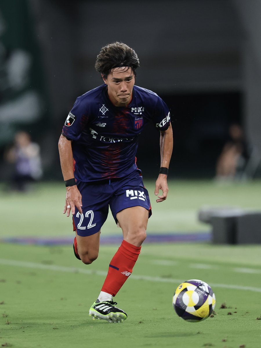 fctokyoofficial's tweet photo. 🔵選手情報🔴
#遠藤渓太 選手が、柏レイソルに完全移籍することが決定しましたのでお知らせします。
https://t.co/YlU6MqO3FG

遠藤選手コメント
「FC東京ファン・サポーターのみなさんへ。
このたび、柏レイソルに移籍することを決めました。

東京に来て生粋の青赤育ちの戦士ではなかったけれど、東京というクラブが本当に大好きになり、自分の中の''青と赤"がより濃く大切なものになりました。

思い返すと数えきれないほどの思い出があります。
東京ヴェルディ戦で2点を決めてダービー男なんて言われましたが、それ以降の東京V戦は1点もとれず、2-2に追いついたあの瞬間が自分の東京でのハイライトになってしまったこと、いつもアウェイでばかりで得点をとってホームの味スタのみなさんの所に駆けていけなかったことが後悔としてあります。加入してから何一つチームのタイトル獲得に貢献できず、自分の不甲斐なさ、力不足を強く感じています。

それでも自分は東京に来て、たくさんの素晴らしい仲間やスタッフの方々に出会えました。生意気で文句ばかり言う自分とうまく接してくれて本当にありがとうございました。練習に行くことが毎日楽しみで、みんなと過ごす時間が本当に楽しかったです。

東京には才能を持った素晴らしい選手がたくさんいました。自分以上にチームのために走り、ボールを持てばスタジアムが沸き立つ選手。彼らに追いつき、追いこすための練習環境はとても楽しく骨が折れるほど充実した日々でした。

『停滞は後退』松橋監督がユースの頃から説いてくれた言葉です。選手として将来のことを考えるとこのままではダメだと常に危機感がありました。東京に来てそれなりに試合に出て、ある程度の人間関係も選手としての立ち位置も得て、それに甘えている自分がいたのかもしれません。別に環境を変えずとも自分自身が変われば解決する課題であり、綺麗事のように『成長するために』などと言うつもりはありません。
東慶悟選手や森重真人選手のように一つのクラブで長い間プレーを続けることの偉大さや難しさ、常に新しい壁や苦悩を同じクラブで乗り超えていくことの方が、きっと尊いものだと思います。なので、この決断が理解されないこともあると思いますが、正解にするかどうかは自分次第だと思うので、自分の決めた道で突き進もうと決めました。

自分の勝手な思い込みであっていいのですが、自分はたくさんの愛を受けながら味スタでプレーさせていただけたと感じています。たくさんの愛情を、愛してくれて本当にありがとうございました。
みなさんと出会えたことを一生胸に刻み、自分の決めた道で精進します」

#fctokyo #tokyo
