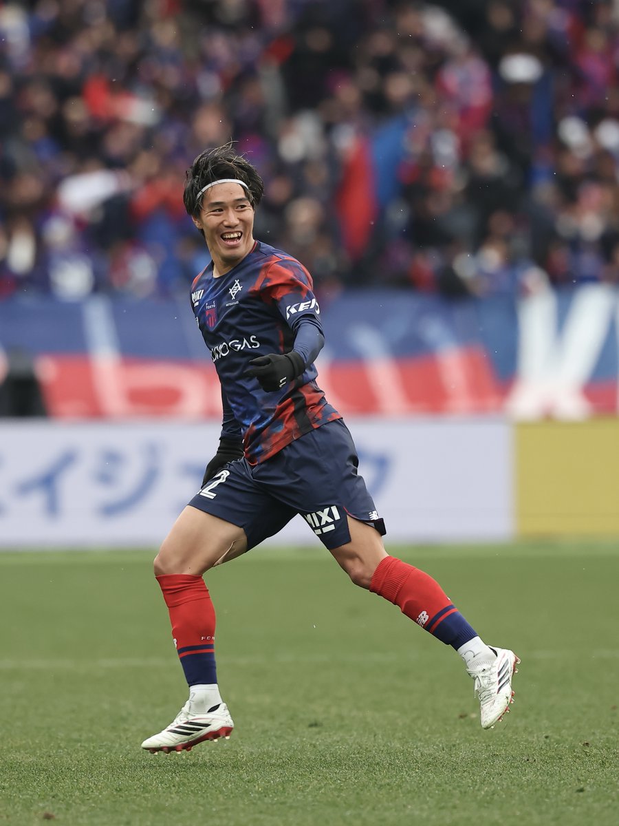 fctokyoofficial's tweet photo. 🔵選手情報🔴
#遠藤渓太 選手が、柏レイソルに完全移籍することが決定しましたのでお知らせします。
https://t.co/YlU6MqO3FG

遠藤選手コメント
「FC東京ファン・サポーターのみなさんへ。
このたび、柏レイソルに移籍することを決めました。

東京に来て生粋の青赤育ちの戦士ではなかったけれど、東京というクラブが本当に大好きになり、自分の中の''青と赤"がより濃く大切なものになりました。

思い返すと数えきれないほどの思い出があります。
東京ヴェルディ戦で2点を決めてダービー男なんて言われましたが、それ以降の東京V戦は1点もとれず、2-2に追いついたあの瞬間が自分の東京でのハイライトになってしまったこと、いつもアウェイでばかりで得点をとってホームの味スタのみなさんの所に駆けていけなかったことが後悔としてあります。加入してから何一つチームのタイトル獲得に貢献できず、自分の不甲斐なさ、力不足を強く感じています。

それでも自分は東京に来て、たくさんの素晴らしい仲間やスタッフの方々に出会えました。生意気で文句ばかり言う自分とうまく接してくれて本当にありがとうございました。練習に行くことが毎日楽しみで、みんなと過ごす時間が本当に楽しかったです。

東京には才能を持った素晴らしい選手がたくさんいました。自分以上にチームのために走り、ボールを持てばスタジアムが沸き立つ選手。彼らに追いつき、追いこすための練習環境はとても楽しく骨が折れるほど充実した日々でした。

『停滞は後退』松橋監督がユースの頃から説いてくれた言葉です。選手として将来のことを考えるとこのままではダメだと常に危機感がありました。東京に来てそれなりに試合に出て、ある程度の人間関係も選手としての立ち位置も得て、それに甘えている自分がいたのかもしれません。別に環境を変えずとも自分自身が変われば解決する課題であり、綺麗事のように『成長するために』などと言うつもりはありません。
東慶悟選手や森重真人選手のように一つのクラブで長い間プレーを続けることの偉大さや難しさ、常に新しい壁や苦悩を同じクラブで乗り超えていくことの方が、きっと尊いものだと思います。なので、この決断が理解されないこともあると思いますが、正解にするかどうかは自分次第だと思うので、自分の決めた道で突き進もうと決めました。

自分の勝手な思い込みであっていいのですが、自分はたくさんの愛を受けながら味スタでプレーさせていただけたと感じています。たくさんの愛情を、愛してくれて本当にありがとうございました。
みなさんと出会えたことを一生胸に刻み、自分の決めた道で精進します」

#fctokyo #tokyo