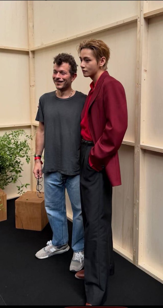 lillianaRealist's tweet photo. @revesbleus Michael Rider, CELINE, and Kim Taehyung 
is the perfect winning trio.

TAEHYUNG TAEHYUNG 
CELINE BOY V
V FOR CELINE FASHION SHOW 
MICHAEL RIDER
#TAEHYUNGxCELINE #CELINESS27
#VxCelineSS27 @celineofficial https://t.co/l3gUeCYDa6