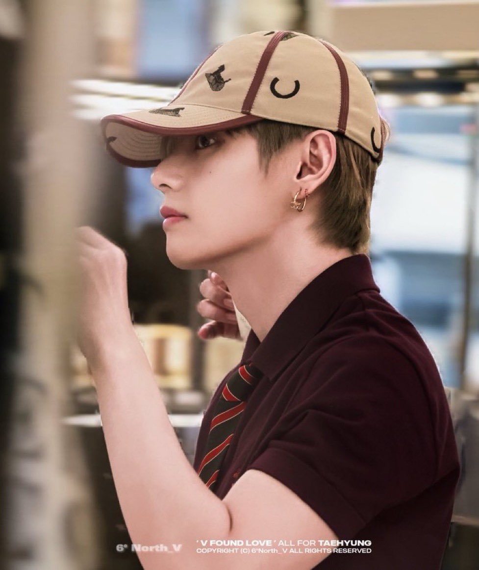 ambersthv's tweet photo. kths rt and reply with tags pls 

V FOR CELINE FASHION SHOW 
TAEHYUNG TAEHYUNG 

#TAEHYUNGxCELINE #CelineSS27
#VxCelineSS27 @celineofficial https://t.co/jv4crfpmZo