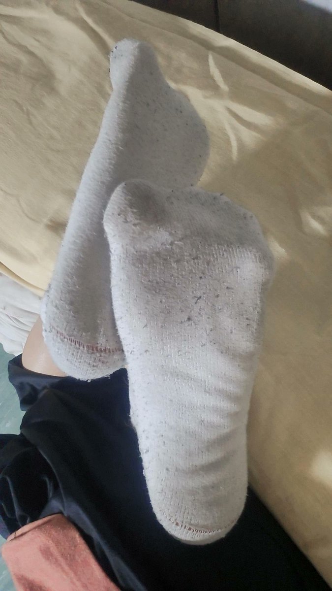 Gur4r4gurl's tweet photo. Socks or no socks https://t.co/N1cVpAWWdT