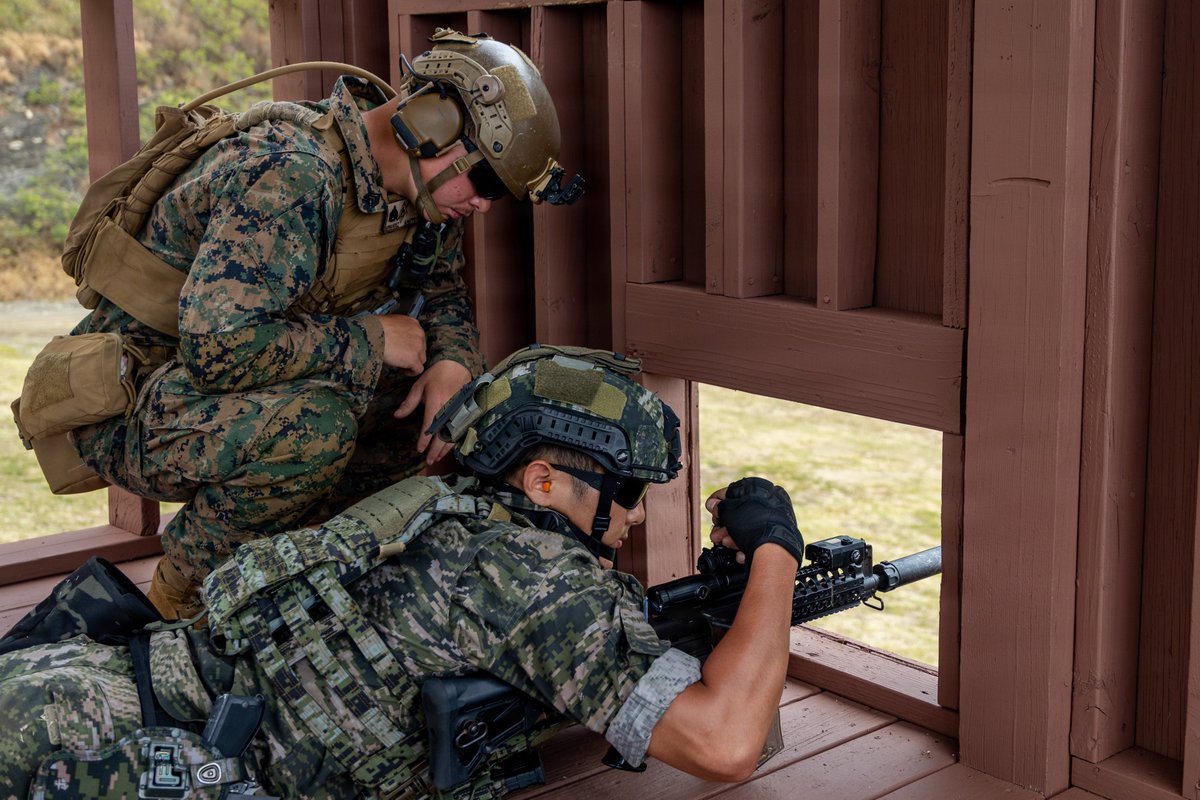 USPACOM's tweet photo. Stronger together 💥🌏

U.S. Marines assigned to the 15th Marine Expeditionary Unit conduct joint live-fire training alongside Royal Tongan Marines, Republic of Korea Marine Corps forces, and Mexican Naval Infantry Corps forces at Marine Corps Base Hawaii.

The training is part of RIMPAC, the world's largest international maritime exercise designed to foster cooperative relationships and ensure the safety of sea lanes.

���� Hawaii
📸 Lance Cpl. Jose Villasenor

#PACOM #USMC #RIMPAC