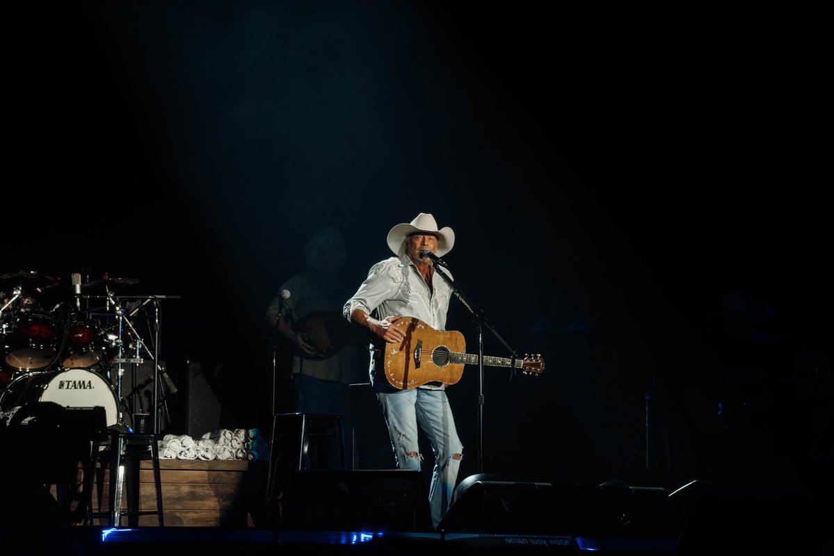OfficialJackson's tweet photo. A night full of songs, stories, and memories we'll carry with us forever. ❤️

Thank you to the artists, friends, family, and every fan who made #LastCallWithAlanTheFinale one we'll always remember. Whether you were at @NissanStadium, on Broadway, at @BelmontUniv, or the @CountryMusicHOF, thank y'all for celebrating with us! 

📸 1,2: Josh Gicker
📸 3:  Nick Tavares
📸 4: @SamShapiroMedia