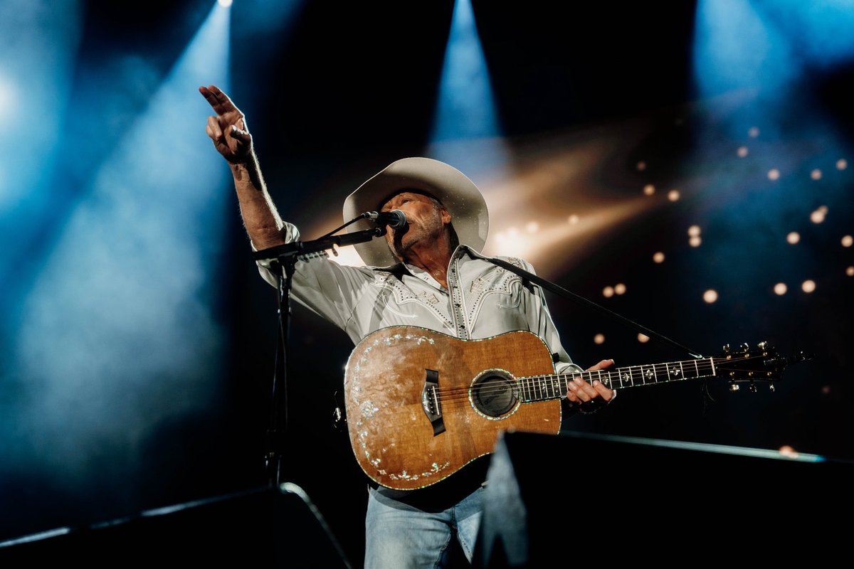 OfficialJackson's tweet photo. A night full of songs, stories, and memories we'll carry with us forever. ❤️

Thank you to the artists, friends, family, and every fan who made #LastCallWithAlanTheFinale one we'll always remember. Whether you were at @NissanStadium, on Broadway, at @BelmontUniv, or the @CountryMusicHOF, thank y'all for celebrating with us! 

📸 1,2: Josh Gicker
📸 3:  Nick Tavares
📸 4: @SamShapiroMedia