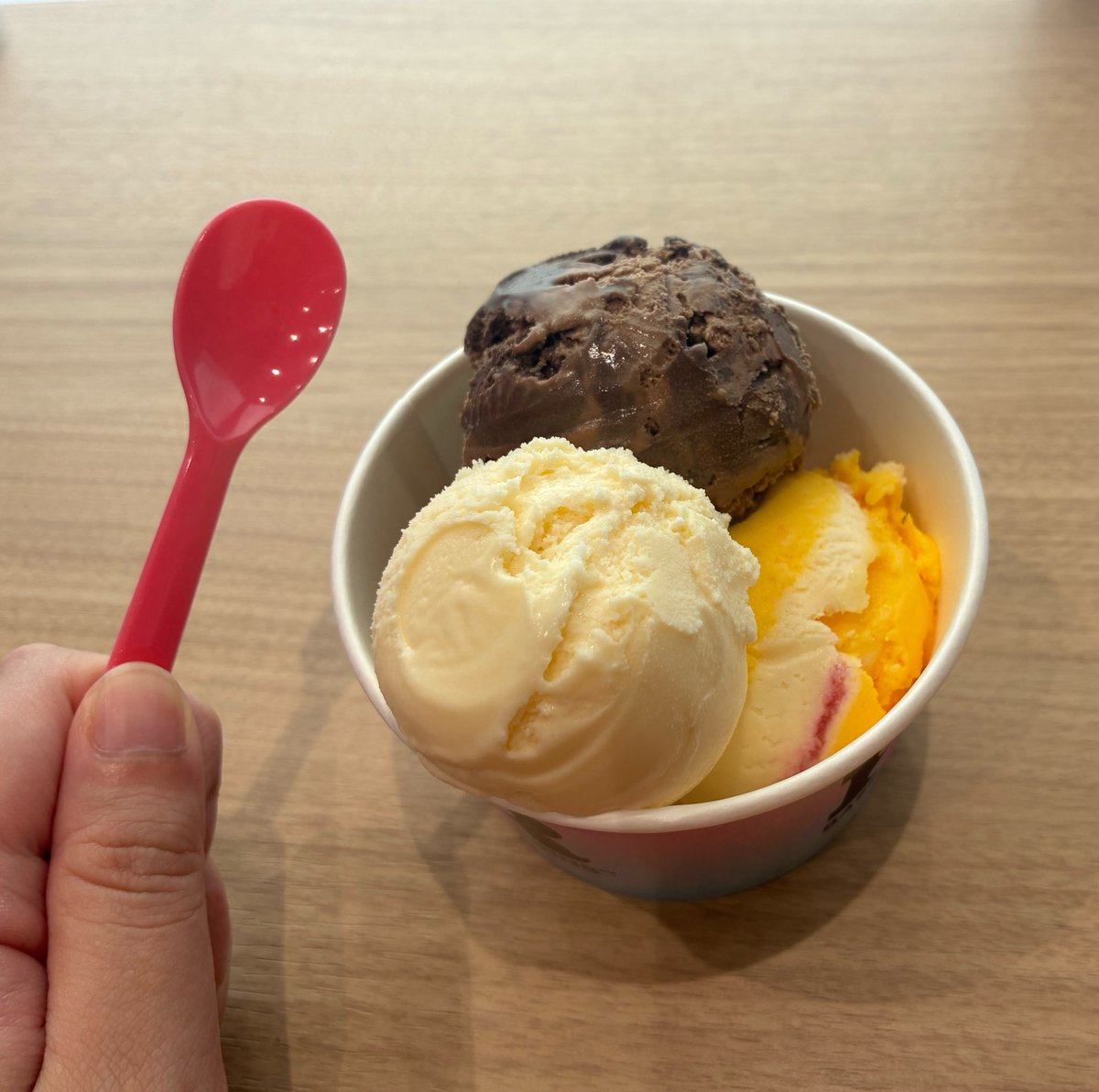 run_877's tweet photo. 31狂いだから2日連続で食べた

どこかで31で働いてる従業員が1番美味しいと思う味は？という問いの答えが「バニラ」だったと聞いて早速食べた

ハーゲンみたいな美味しいバニラだった😋

今期間限定のキットカットコラボ味が個人的にキてます https://t.co/gBx0as6Oz2