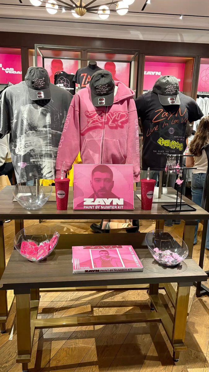 _imgabss's tweet photo. Escúchame jamás JAMÁS JA-MÁS te voy a perdonar que no trajeras esta merch al tour pinche pelón👨🏻‍🦲 https://t.co/1YFhSSqv1i