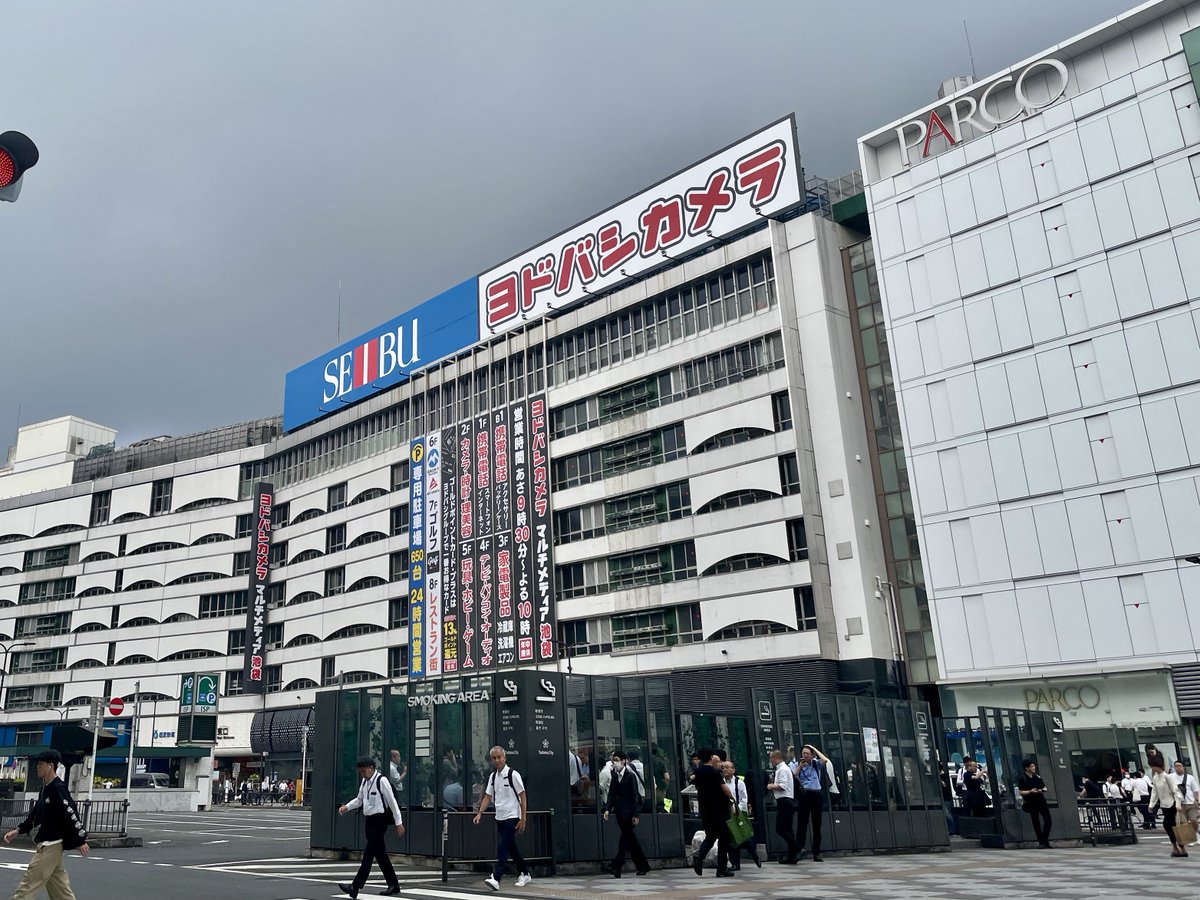 tokyoinfo_'s tweet photo. おはようございます☁

ワールドカップの応援で
寝不足のセーフティでしたが
池袋地下道の
鮮やかなひまわりの花で目が覚めました🌻

ヨドバシカメラ
本日オープンのようです📷

＃企業公式が朝の挨拶を言い合う
＃企業公式が毎朝地元の天気を言い合う https://t.co/lM2h2g8ZIf