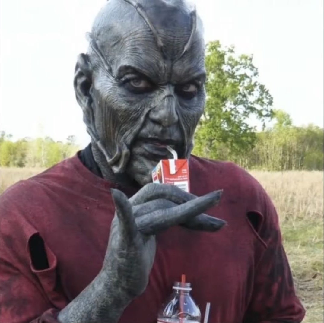gh0stfacegf's tweet photo. me choosing another horror movie over sleep https://t.co/bLVpaVIJiD