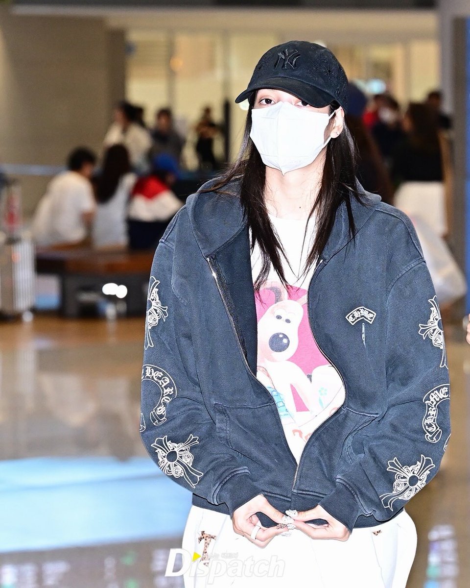 lalaluvlalisa's tweet photo. #LISA at ICN airport arrival 🇰🇷 https://t.co/YZWpjtT8P5