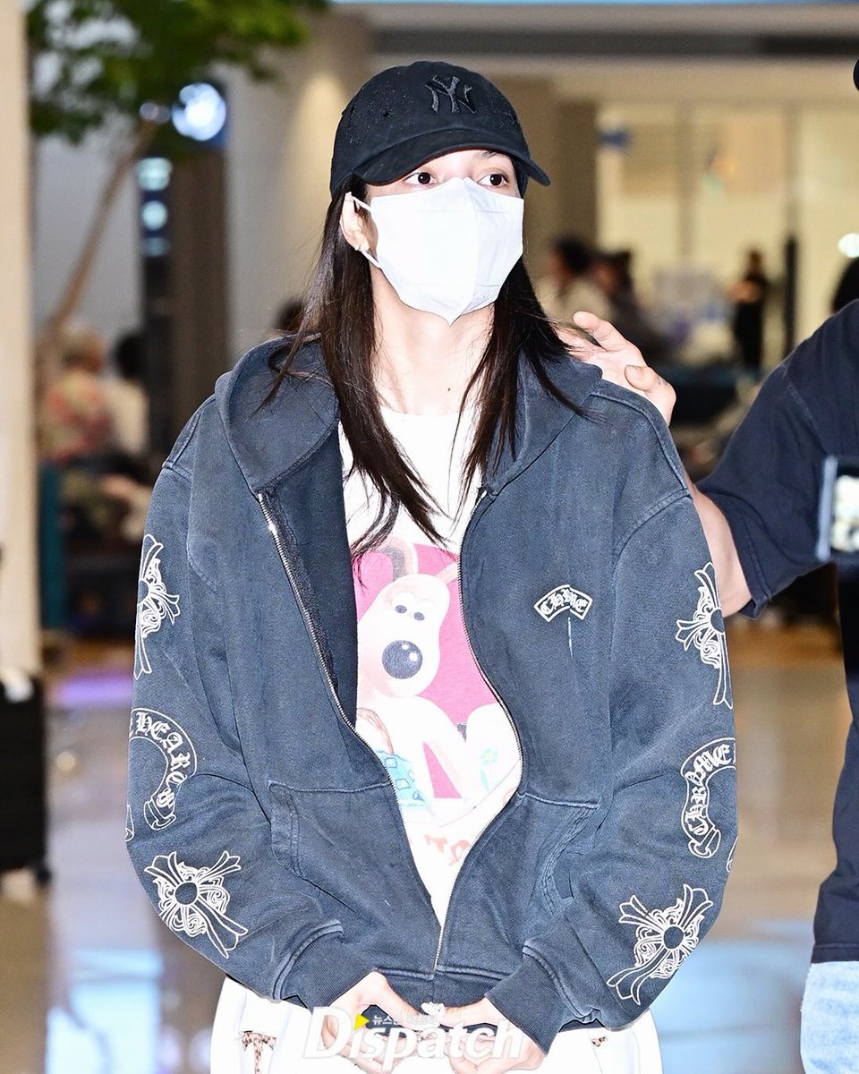 lalaluvlalisa's tweet photo. #LISA at ICN airport arrival 🇰🇷 https://t.co/YZWpjtT8P5