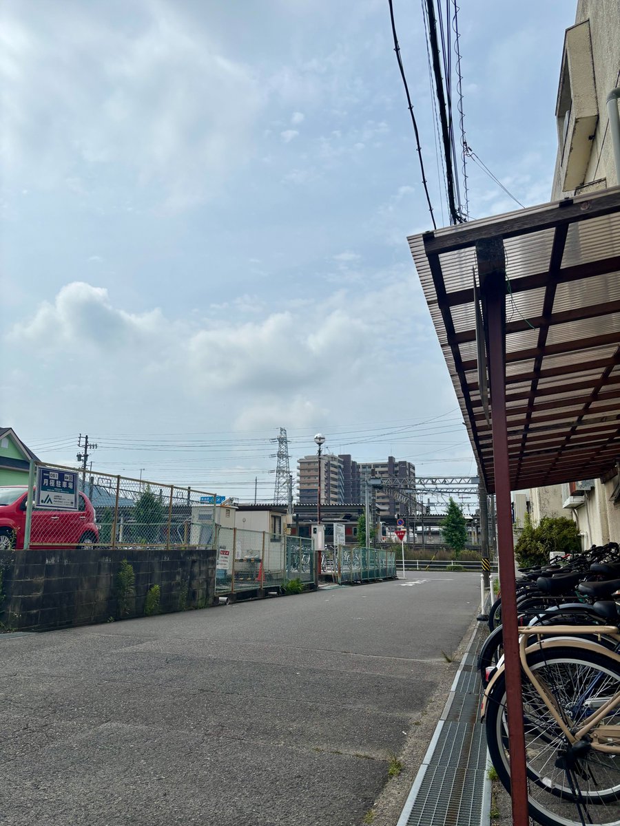 mirai_field's tweet photo. 6月30日（火）☁️
愛知県春日井市
モワッとしていて蒸し暑いです
最近部屋に湿度計を置きましたが
湿度65％ぐらいを超えると蒸し暑く感じますね
ちなみに現在の湿度は74％💦
雨降るなら降って欲しい

本日もよろしくお願いします

#企業公式が毎朝地元の天気を言い合う
#企業公式相互フォロー #イマソラ https://t.co/J0YbeLfsYw