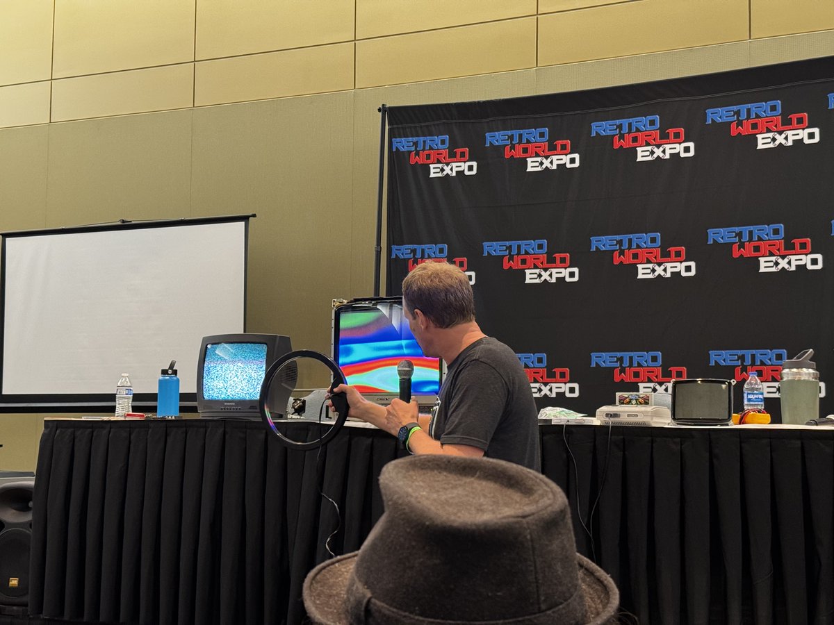 davetrav's tweet photo. @usa_retro @RetroWorldExpo Here you go. Looking forward to this year! https://t.co/0xCSxvrRLA