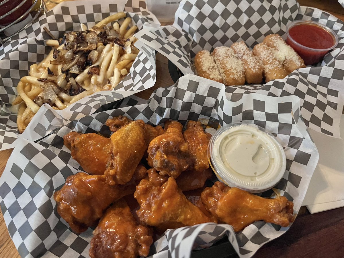 RyanSupler's tweet photo. Fun convo and eating good 😊 at Granfalloons https://t.co/am50TfsFrr