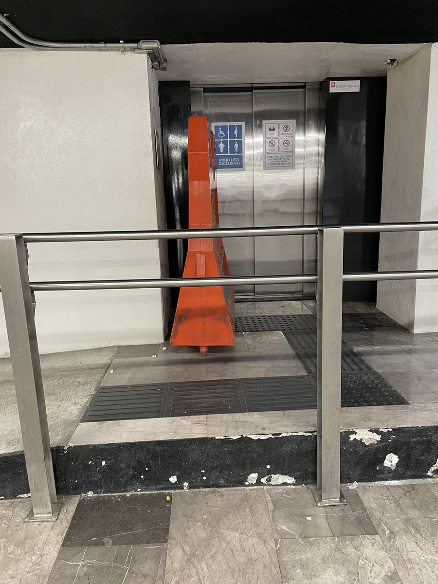 gb53R63's tweet photo. @MetroCDMX @C5_CDMX Y… ¿estarán habilitados todos los servicios? Porque elevadores y torniquetes siguen bloqueados. https://t.co/P9hoyAPOGa