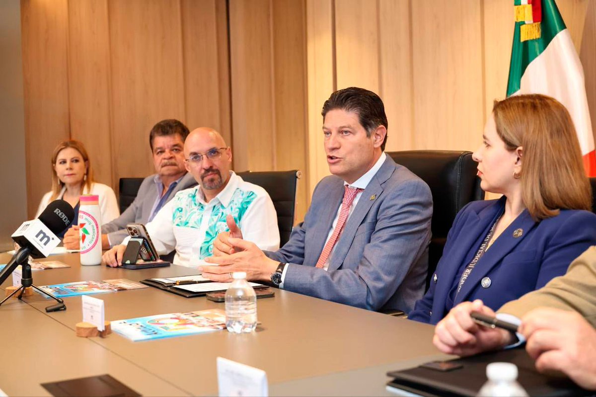 AlfonsoMtz_Mx's tweet photo. ✍️ Firmé el Pacto por la Prosperidad, Justicia Económica y la Seguridad para impulsar un entorno seguro, con menos trámites y mayores oportunidades para el desarrollo de comercios, empresas y familias.

#MoreliaBrillaMás✨ https://t.co/wCmFUA4Z7n