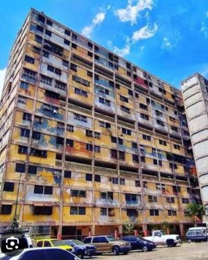 homeroboscan's tweet photo. Los superbloques del 23 de enero, construídos por el gobierno del dictador Marcos Pérez en los años 50, poco antes de su derrocamiento, el 23 de enero de 1958, han soportado los dos grandes terremotos de Caracas sin mayores daños...Los bloques basura de Chávez y Maduro, entre Caracas y La Guaira, no soportaron ni el primero temblor...Algunos se volvieron polvo...Resultaron una estafa típica de los chavistas...Una trampa mortal de Chávez, Maduro, Diosdado, Delcy, Jorge, Padrino, etc...Esos edificios de cartón acaban de cobrar más de 2.000 vidas venezolanas...Quién los construyó?....Alguien pagará por eso?...