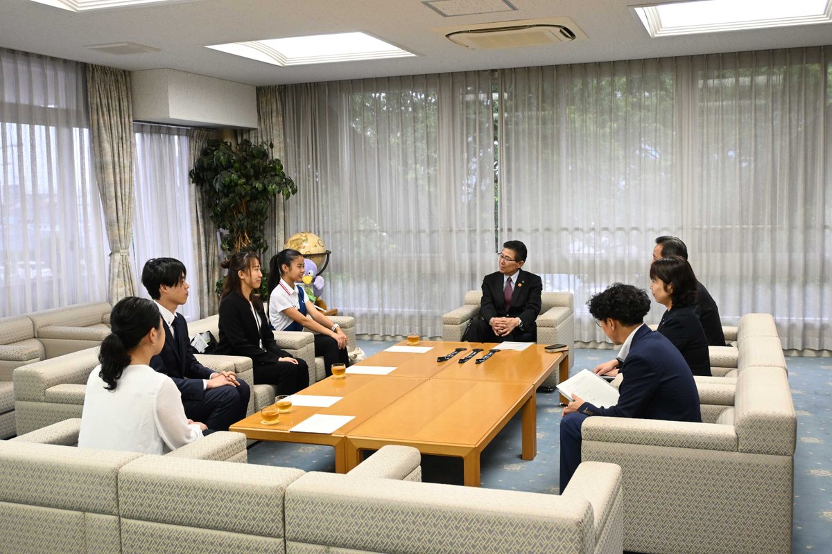 e_matuyama_city's tweet photo. 【市長表敬訪問】
6月26日（金）、東京農大三高附属中3年の町田彩羽さんが市長を表敬訪問しました。町田さんは5月にクロアチアで開催された「2026ユーススカイランニング世界選手権」に出場し、銀メダル1個、銅メダル2個を獲得しました。今後の活躍を期待しています。#東松山 https://t.co/ZJimGKbAjq
