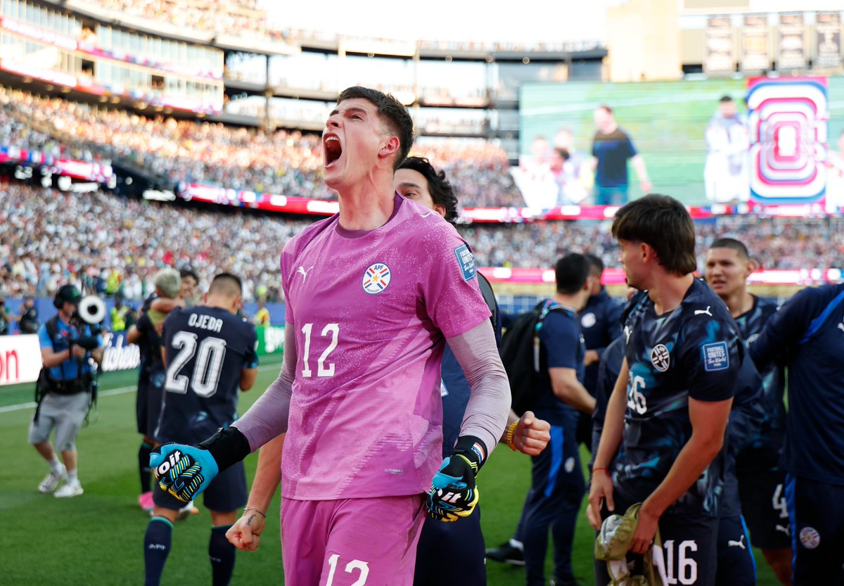 AlejandroGomezA's tweet photo. Con el arquero de San Lorenzo, Orlando Gill, como su gran figura, Paraguay es la tercera selección americana en avanzar a Octavos de Final. Antes lo hicieron, Canadá y Brasil. Paso perfecto.
#AméricaParaLosAmericanos https://t.co/LPjTphshYz