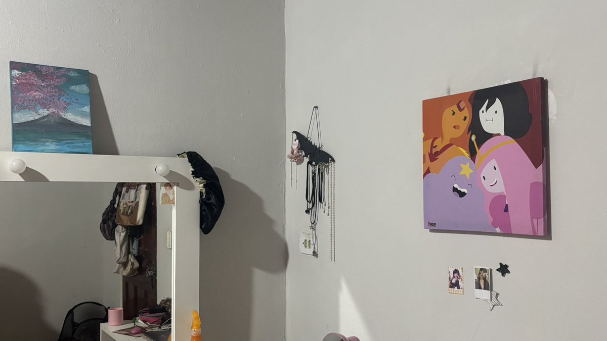 bladeecco's tweet photo. quarto de uma mulher de 20 anos https://t.co/A3KWI84zp5