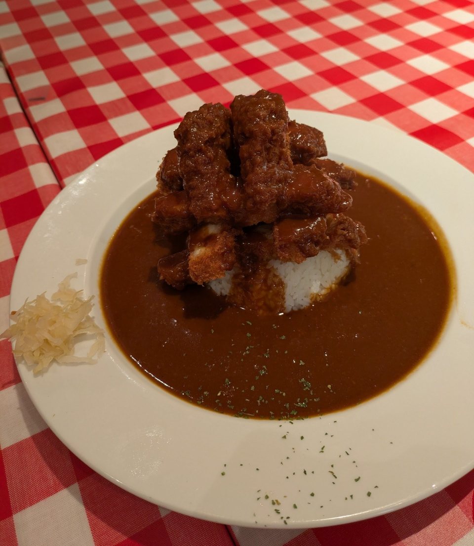 kkynn77's tweet photo. 赤クマ食堂

札幌へ出かけ
孫とデート

食事時間でしたので　何にしようか　
大丸レストラン街8階

ウロウロ　赤クマ食堂に入り　カレーを食べました

まあーボリュームたっぷり
孫はチキンカレー
婆ちゃんは海老フライカレー
ボリュームたっぷり
美味しかった https://t.co/2nqJv7itfi