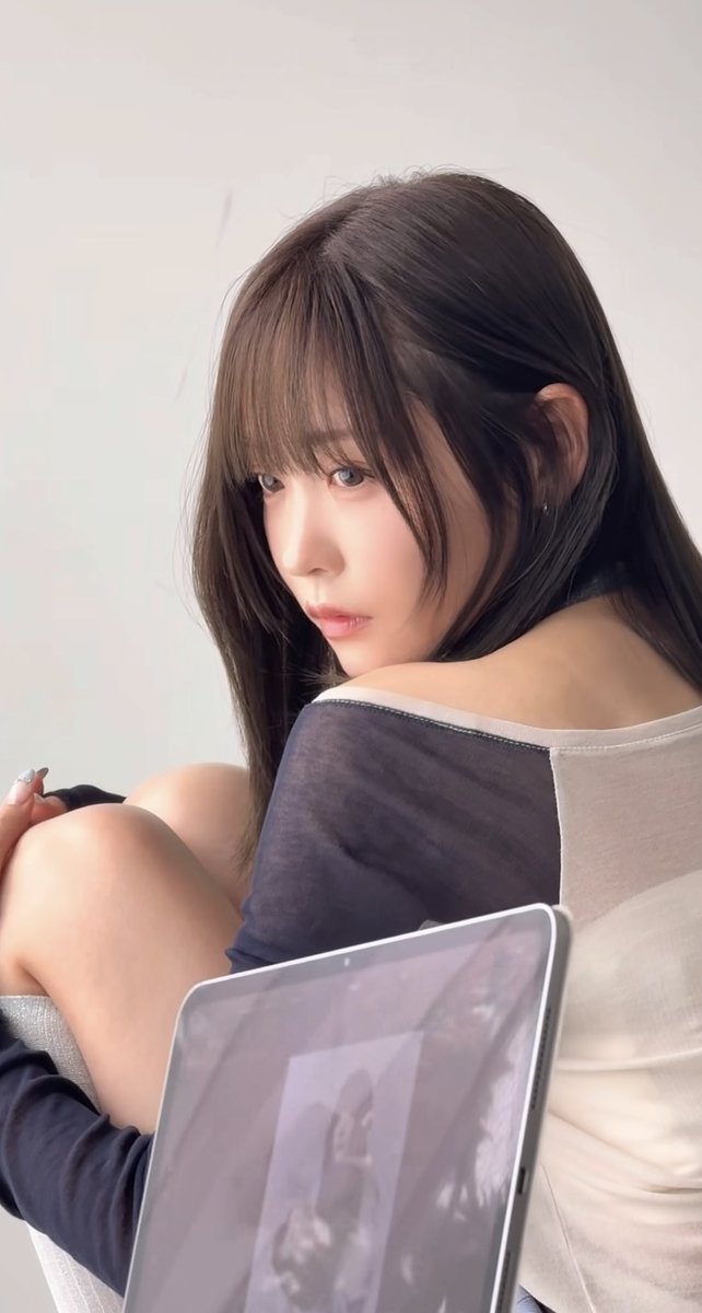 TsubasaGamepper's tweet photo. たまたまインスタを眺めてたら、目に飛び込んできたゆいちゃん。

ちょっと流石にメロすぎやしませんかね？😳
綺麗なストレートヘア、少しだけ肩出し、そしてこの儚げな表情...

ゆいちゃんの美しさ・魅力がとことん詰まった最高なショットでしょこれ✨️

#櫻井優衣 https://t.co/3UBJLqhu9K