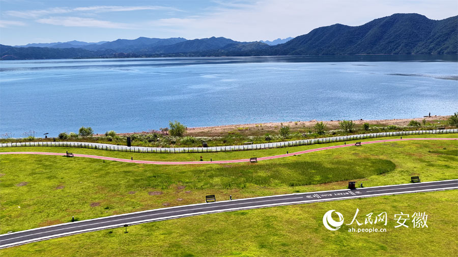AnhuiChina's tweet photo. Beautiful Anhui: Recently, under clear blue skies, Huangshan's Taiping Lake shimmered with sparkling waters and breathtaking scenery. Surrounded by lush mountains and vibrant greenery, the lake offers ever-changing views as boats glide across its tranquil surface, unfolding a picturesque landscape of mountains and water.