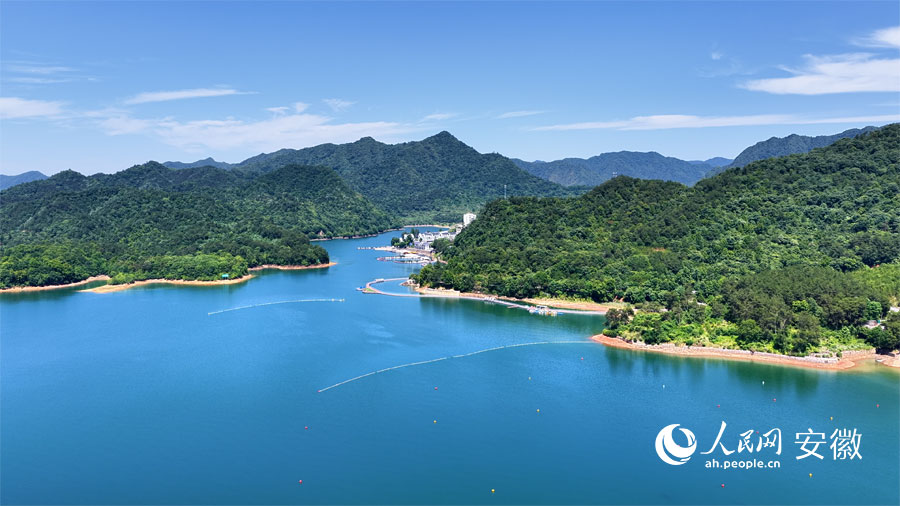 AnhuiChina's tweet photo. Beautiful Anhui: Recently, under clear blue skies, Huangshan's Taiping Lake shimmered with sparkling waters and breathtaking scenery. Surrounded by lush mountains and vibrant greenery, the lake offers ever-changing views as boats glide across its tranquil surface, unfolding a picturesque landscape of mountains and water.