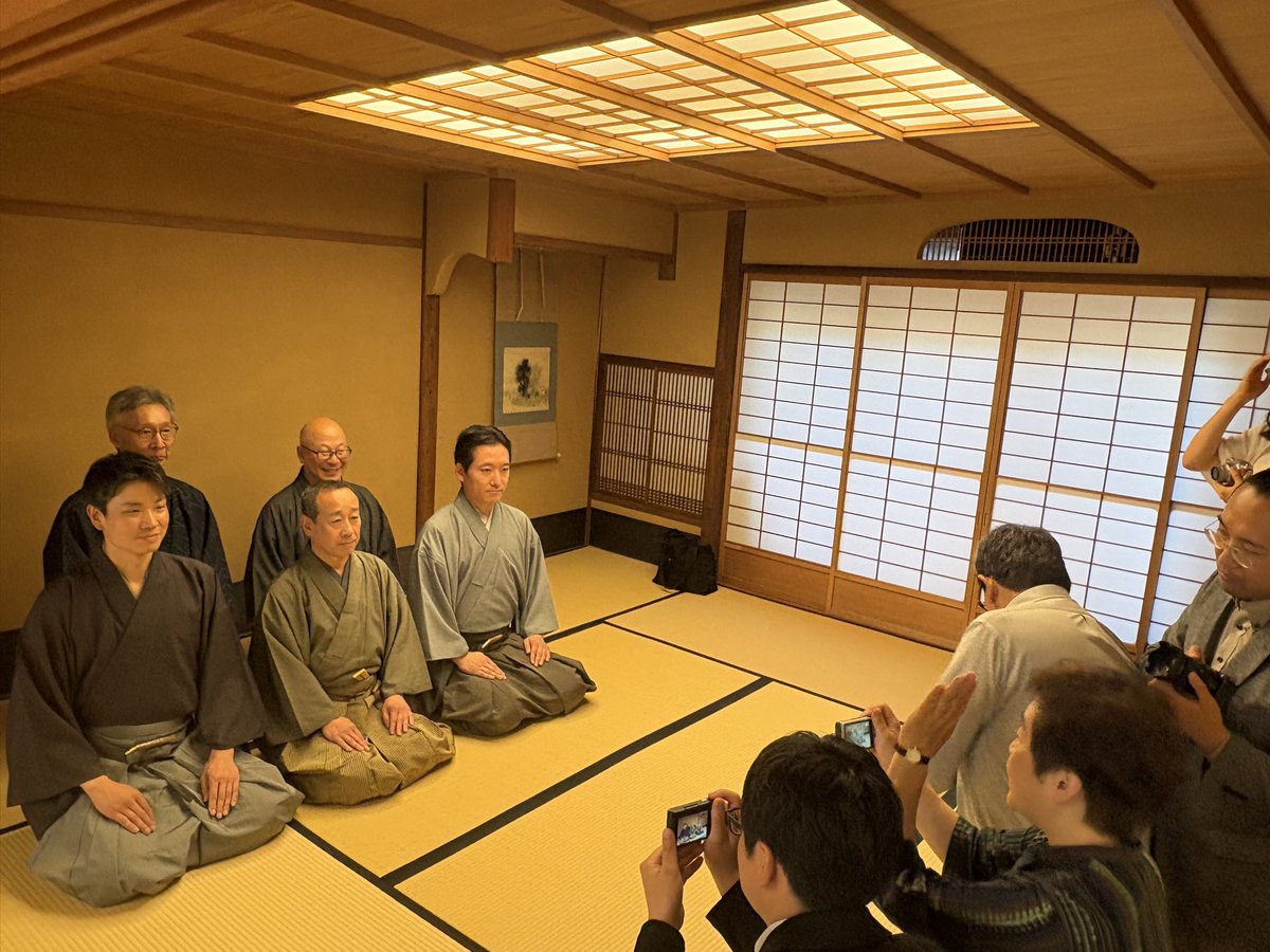 ttr_noh's tweet photo. TTR能プロジェクト『和魂Ⅻ』の記者会見がありました‼️

祇園の路地奥のお茶屋さんに、ご出演いただく人間国宝の宝生欣哉さん始め、福王知登さん、有松遼一さんお三方に御足労いただき、公演の魅力を語っていただきました！

7/18(土)14時開演、湊川神社神能殿
正面S席も数枚ですが残っています！ https://t.co/yOVbgXvnQt