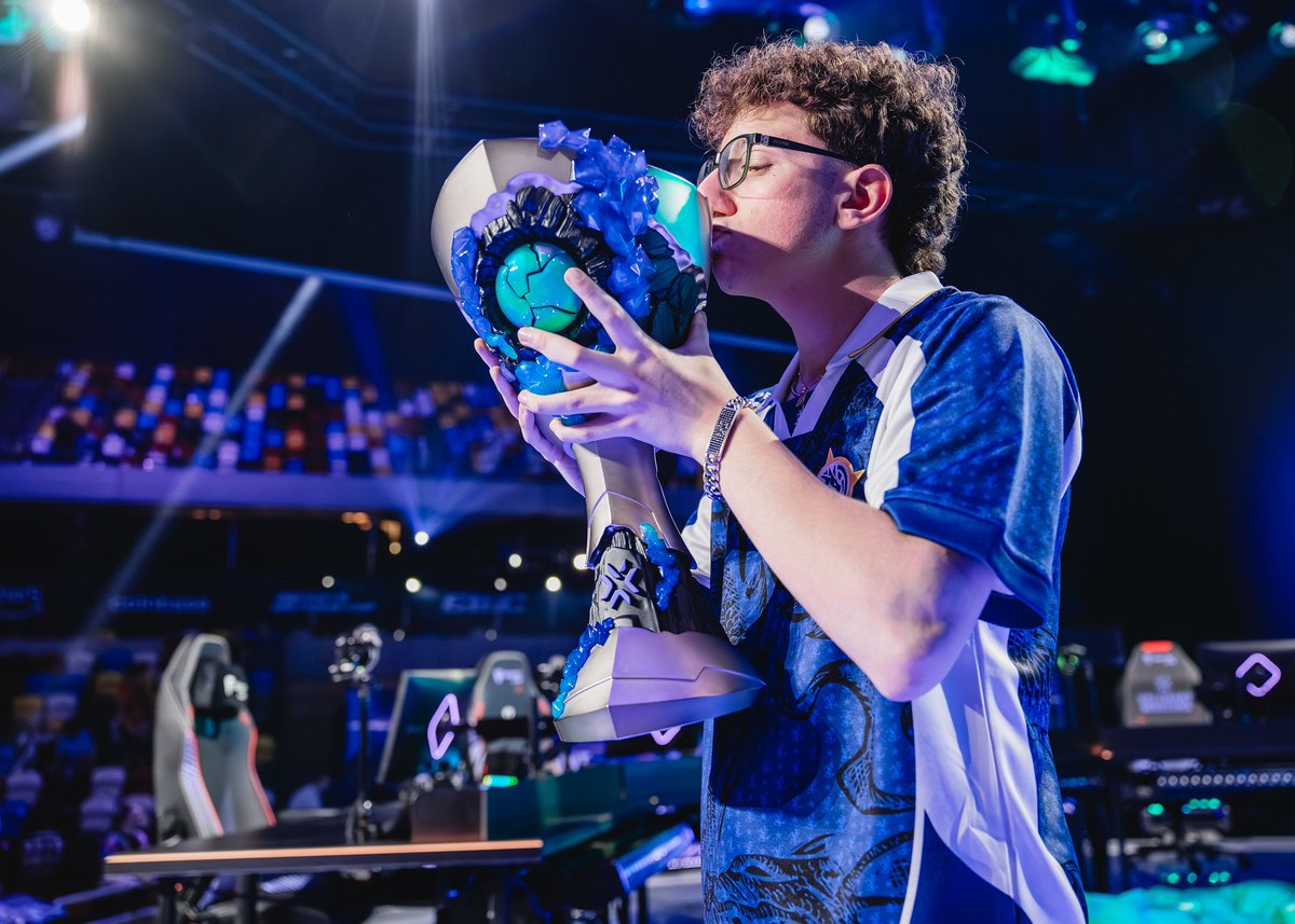 nandoshowww's tweet photo. Em Londres, 🇦🇷 Neon disse, em entrevista ao Hotspawn, que tinha 🇰🇷 Faker, 6x campeão mundial de LoL, como inspiração.

A lenda do LoL, também em entrevista ao Hotspawn, mandou uma "mensagem" ao jovem argentino:

"Acho que você deveria sempre pensar em seu próprio desempenho e pensar muito, muito profundamente em como você vai melhorar. Como você quer explorar outras coisas quando se trata de seu jogo e sempre ir experimentando e desenvolvendo. Eu acho que isso é a coisa mais importante"

Será que o menino Neon, MVP do Masters Londres, tá com MORAL?