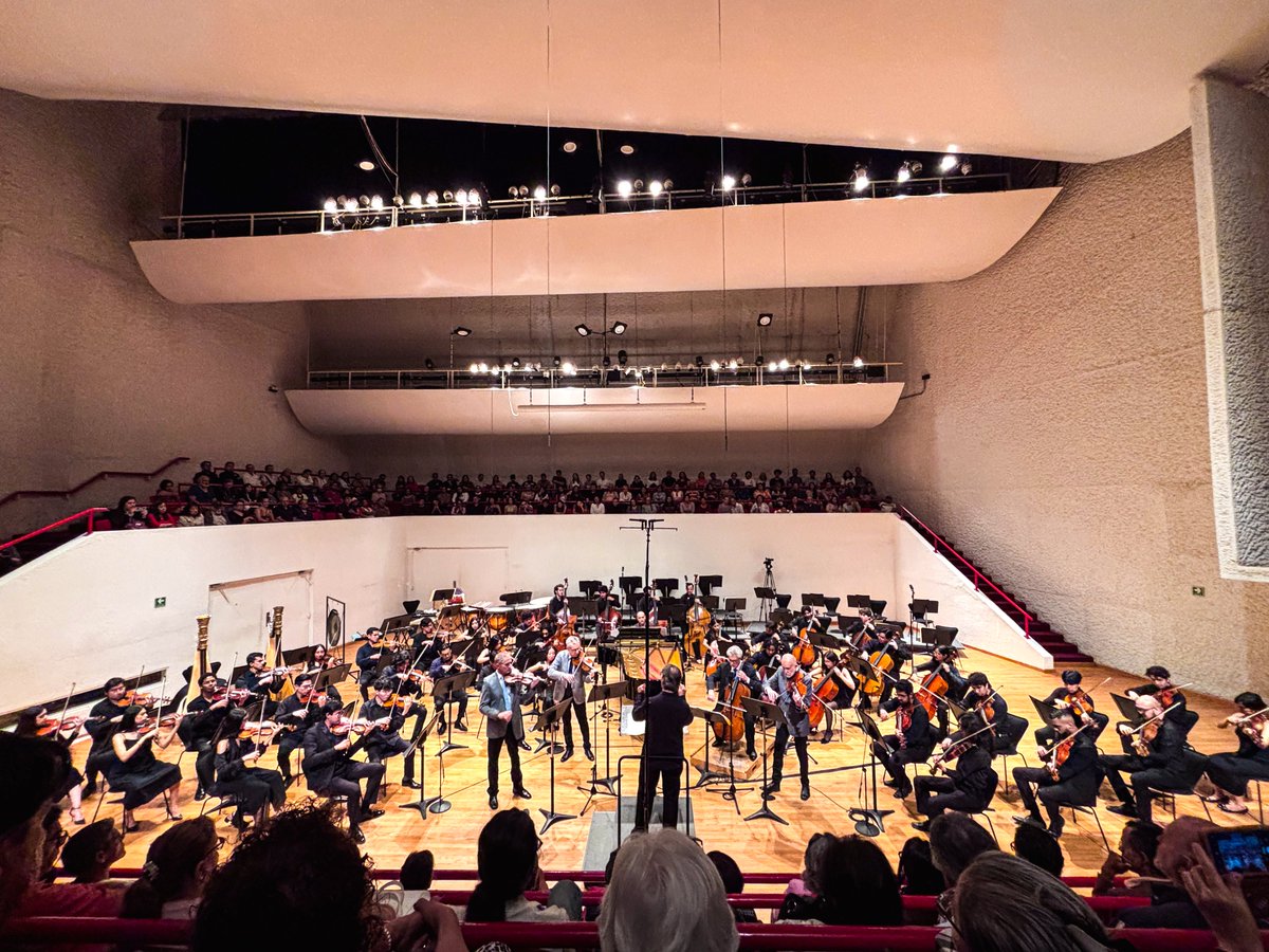 musicaunam's tweet photo. ¡Gracias Cuarteto Latinoamericano!

Así despidió la OJUEM al icónico ensamble después de 44 años de trayectoria, con un programa que incluyó música de Piazzolla y Debussy.

Participaron:
Cuarteto Latinoamericano
Arón Bitrán, violín; Saúl Bitrán, violín; Javier Montiel, viola; Álvaro Bitrán, violonchelo
Orquesta Juvenil Universitaria Eduardo Mata / José Areán, director titular
Rodolfo Ritter, piano. Concertista de Bellas Artes.

Agradecemos a @MusicaINBAL y al @cenartmx por recibirnos. Fue un gusto contar con la presencia del bandoneonista César Olguín, arreglista de las “Cuatro estaciones porteñas” de Astor Piazzolla para cuarteto, piano y orquesta de cuerdas.

Revive el concierto aquí: https://t.co/2y9wolJsf5

#MúsicaUNAM #CulturaUNAM