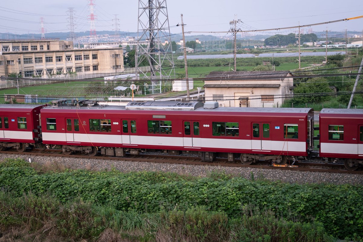 happyrail_018's tweet photo. 6/30 京都駅脱線事故、救援回送
近鉄京都線　EE28+VE74+8A06 https://t.co/LArX1LoB9i