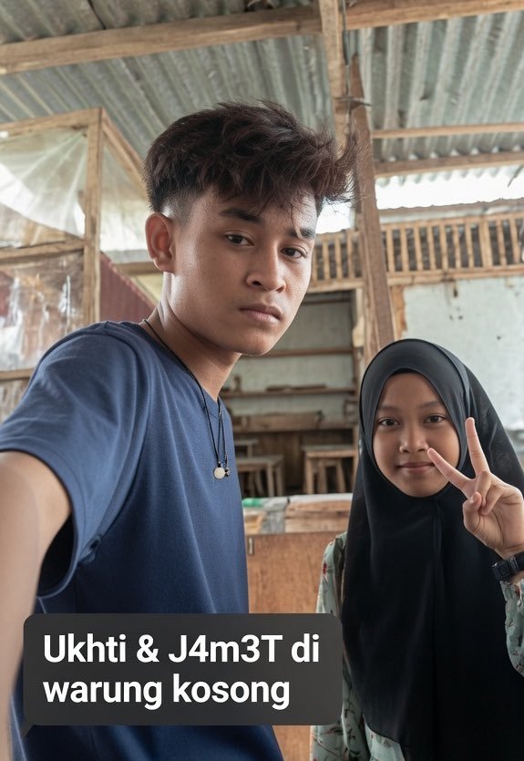 farandki's tweet photo. Ada yg pernah liat video ini juga. Video lama tp aku baru sadar bgt klo dia mirip sm temenku org Jateng 😭🥶 note: foto pertama emang udh di enhance sih kyknya, makanya kyk AI, tp terlepas dari itu, aku emg pernah liat videonya dan emg mirip 😭😭😭 https://t.co/m4qLnaGVo6