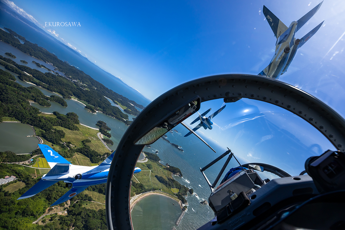 acekuro8's tweet photo. 今日の一(三)枚～～2281
夏、ブルーインパルス
１枚目は美しい奥松島の風景をバックに
そして、光と影の美
2023/8月撮影 https://t.co/yDrWBZR57s