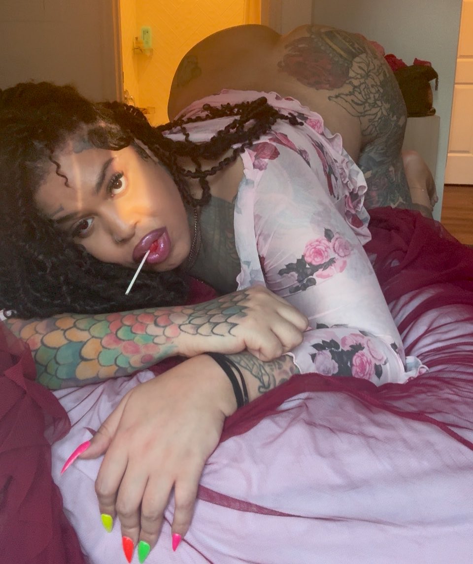 JungleJulia06's tweet photo. Waitin on who 🤔 https://t.co/Oc1NmJTIFp