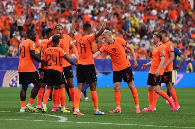 emjapicks's tweet photo. World Cup ⚽️ 

Netherlands v Morocco BTTS + o2.5
(+140) 4U ⭐️⭐️⭐️⭐️

Favorite match of the day. Price went from +155 down to +140 in about 30 minutes prior to lineup drop.

Both attacks have been phenomenal lately, even though Morocco are more known for their defense at times. However, their shot volume in 3 games has been way up.

Netherlands have conceded in 7 straight but are once again on fire in attack. I think there’s plenty of opportunities in this matchup and too good of a price to pass on.

Good luck to us!

#GamblingTwitter #FIFAWorldCup