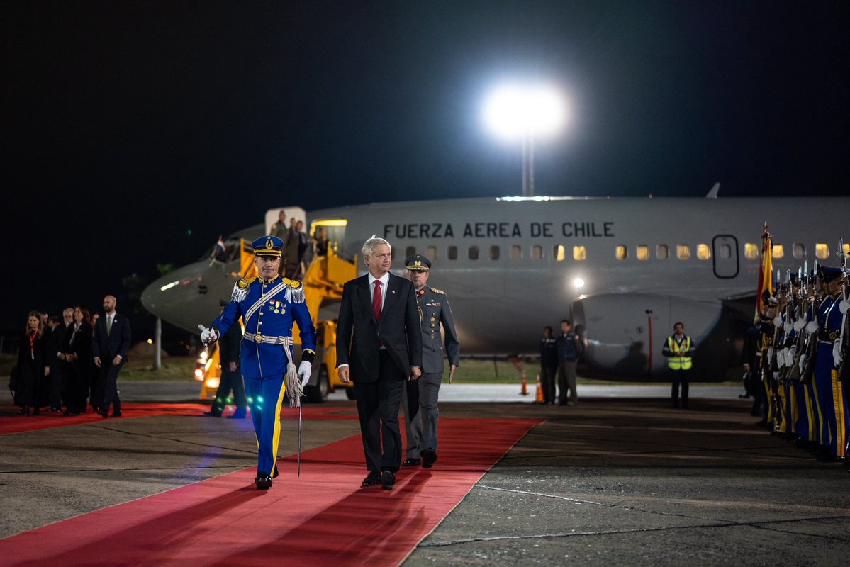 PresidenteKast's tweet photo. Llegamos a Asunción y aprovechamos de ver la emotiva definición a penales entre Alemania y Paraguay. Un gran triunfo que tiene a otro Latinoamericano en los octavos de final del Mundial. ¡Felicitaciones Paraguay! 🇨🇱🇵🇾 https://t.co/S8iMqnB6HE