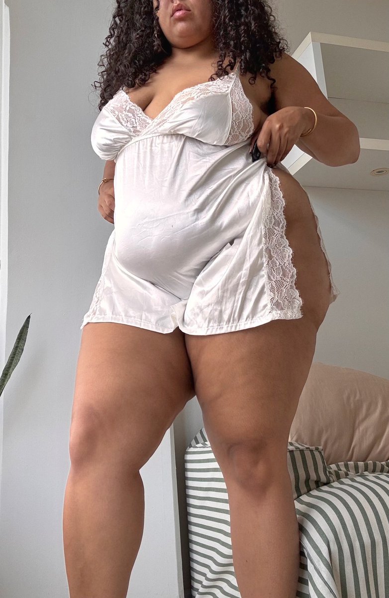 mekiaracurves's tweet photo. Does white look good on me? 🤍👀 https://t.co/k26D4dD2Fm
